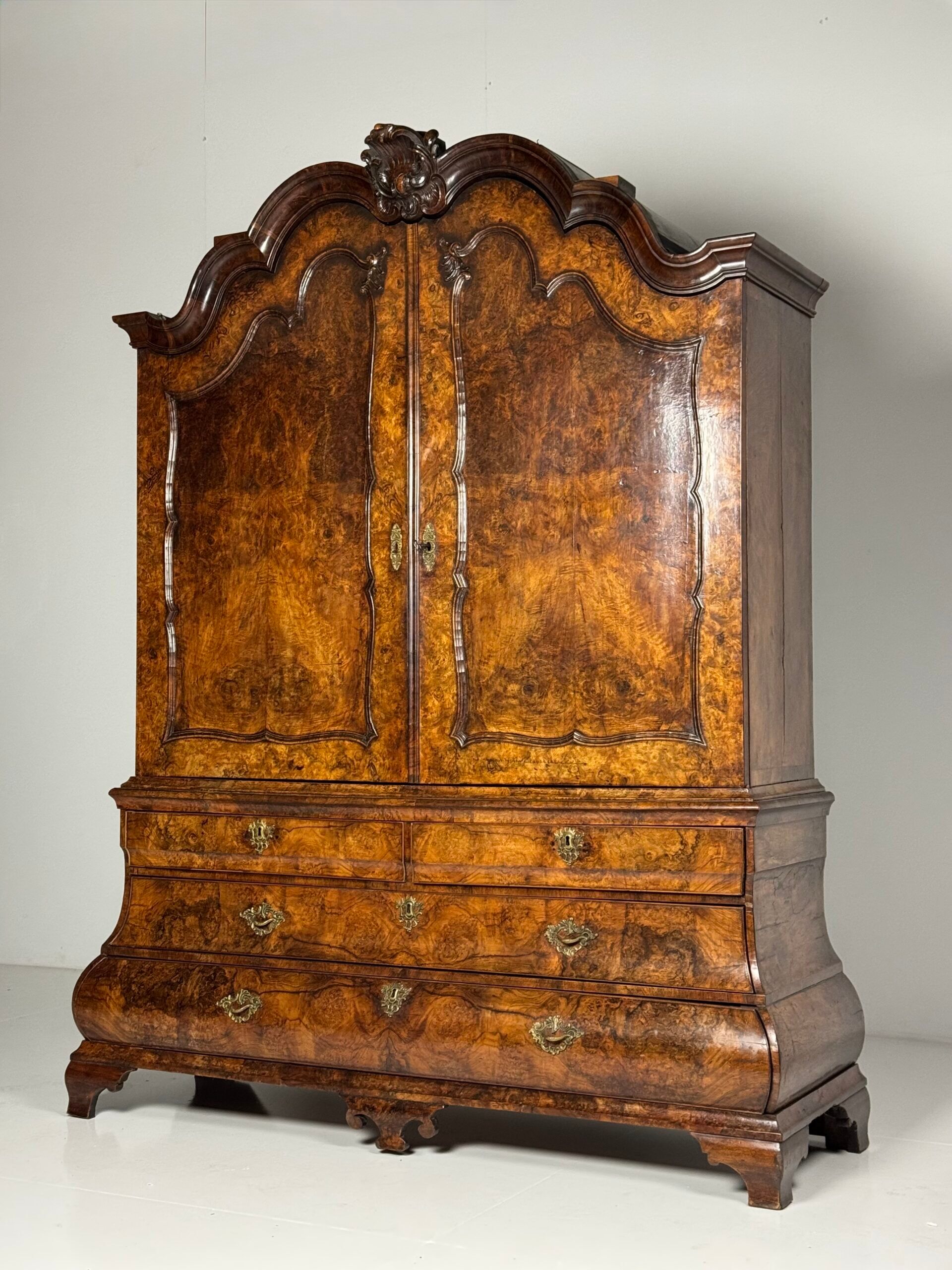 Dutch burr walnut cabinet ca. 1740