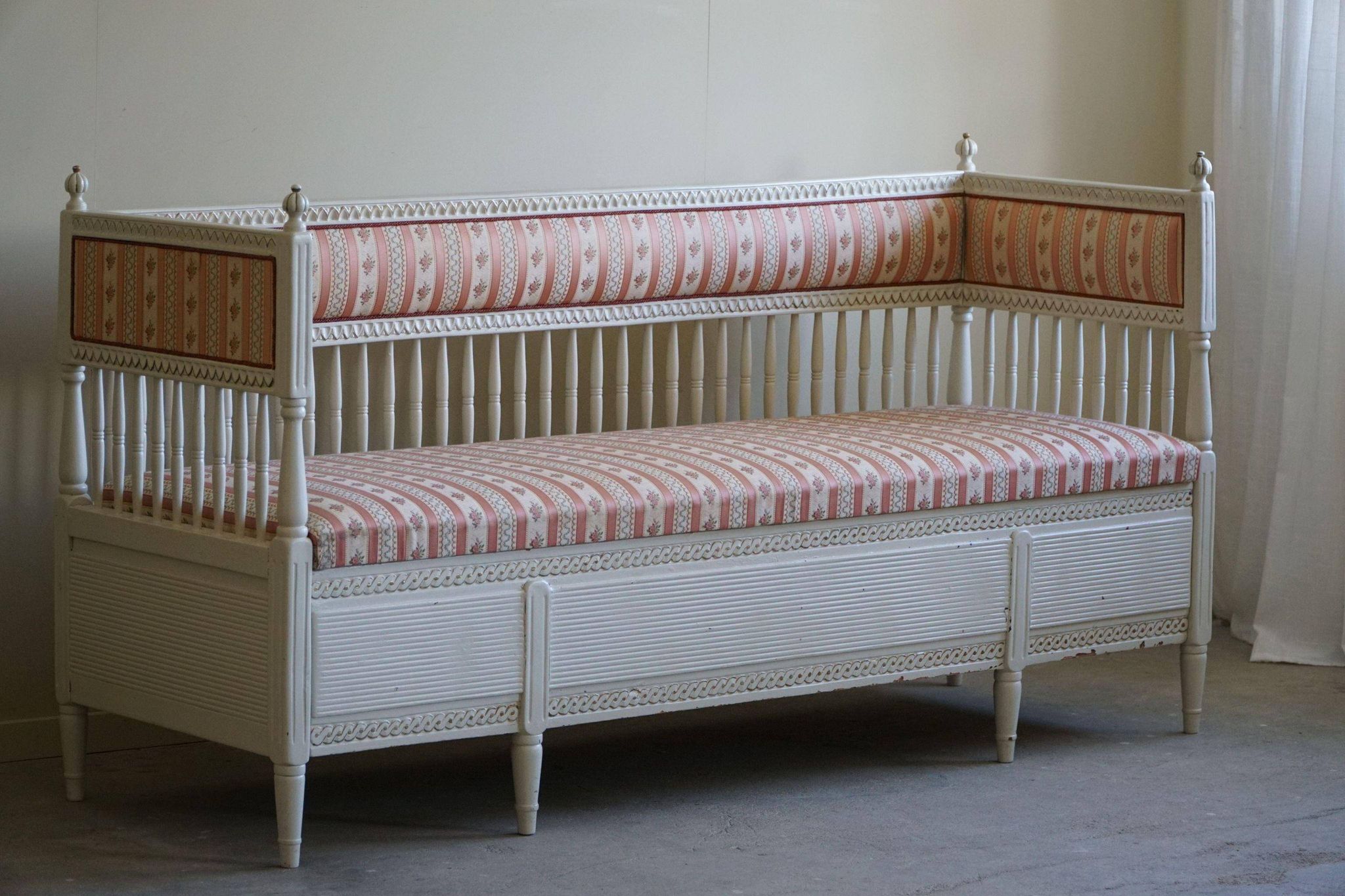Antique Gustavian canapé / bench from the early 19th century, by a Swedish cabinetmaker.
