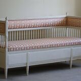 Antique Gustavian canapé / bench from the early 19th century, by a Swedish cabinetmaker.