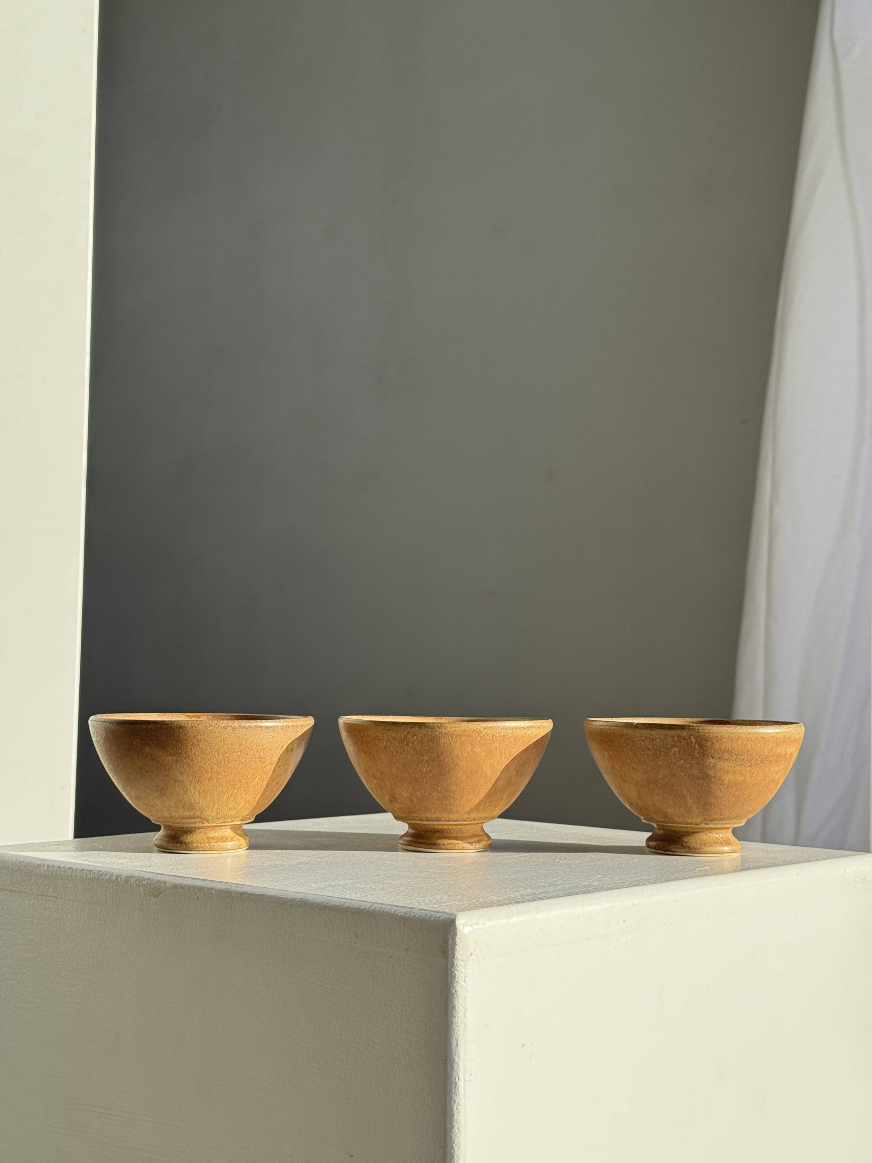 Set of 3 vintage mini bowls on foot, stoneware on pedestal H9 D10.