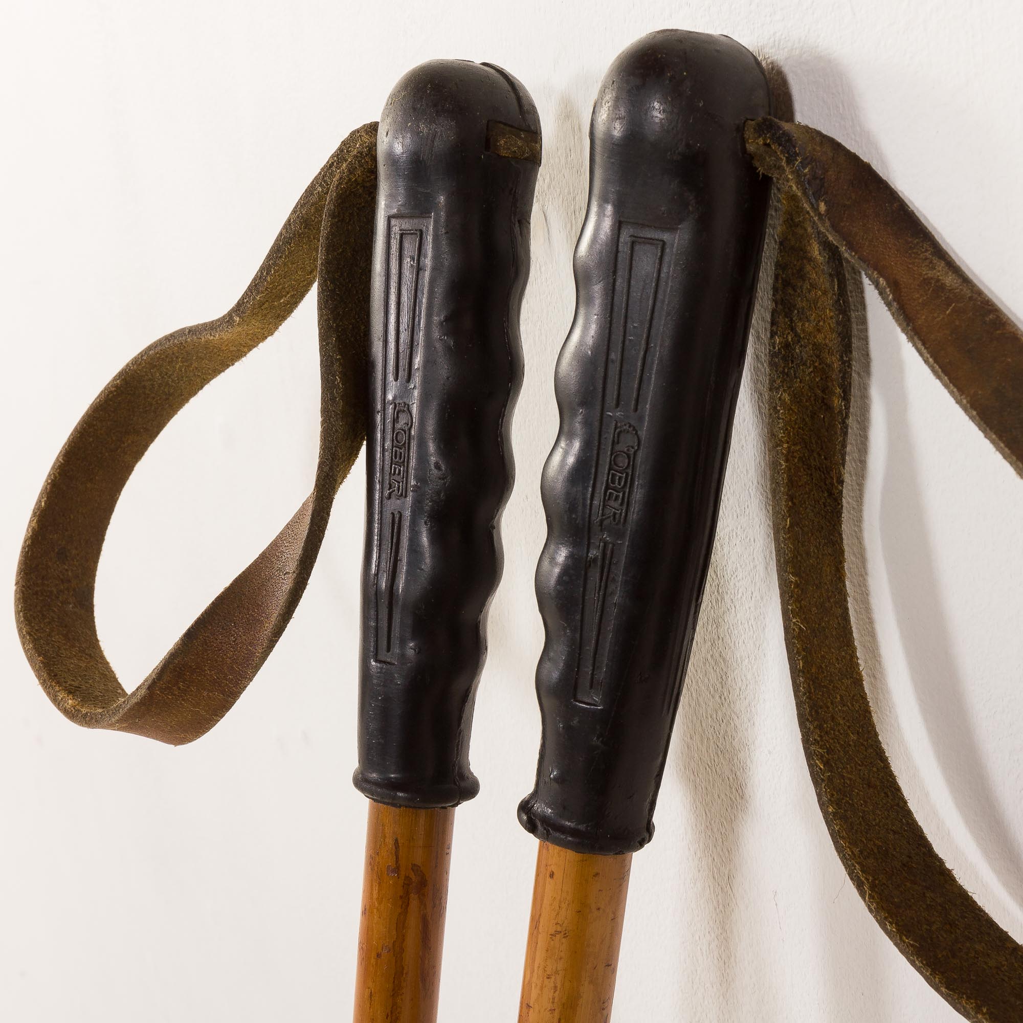 Paire de skis en bois vintage avec fixations Geze Kandahar et bâtons en bambou, années 1950