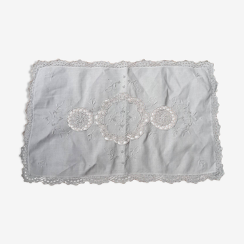 Rectangular ecru cotton placemat with lace and embroidery, 1920s boho chic