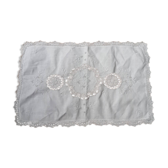 Rectangular ecru cotton placemat with lace and embroidery, 1920s boho chic