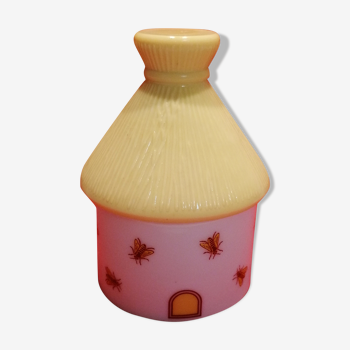 Candy maker with honey pot in the shape of a hive
