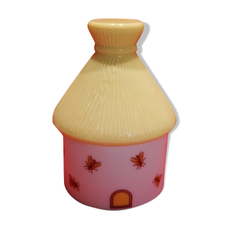 Candy maker with honey pot in the shape of a hive