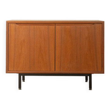 Commode classique des années 1960 avec un espace de rangement pratique et fermé.