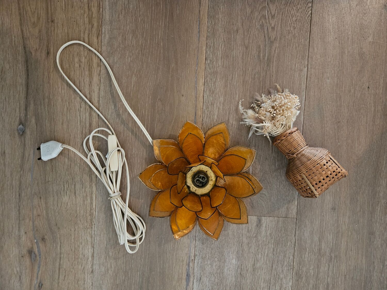 Table lamp in mother-of-pearl and brass