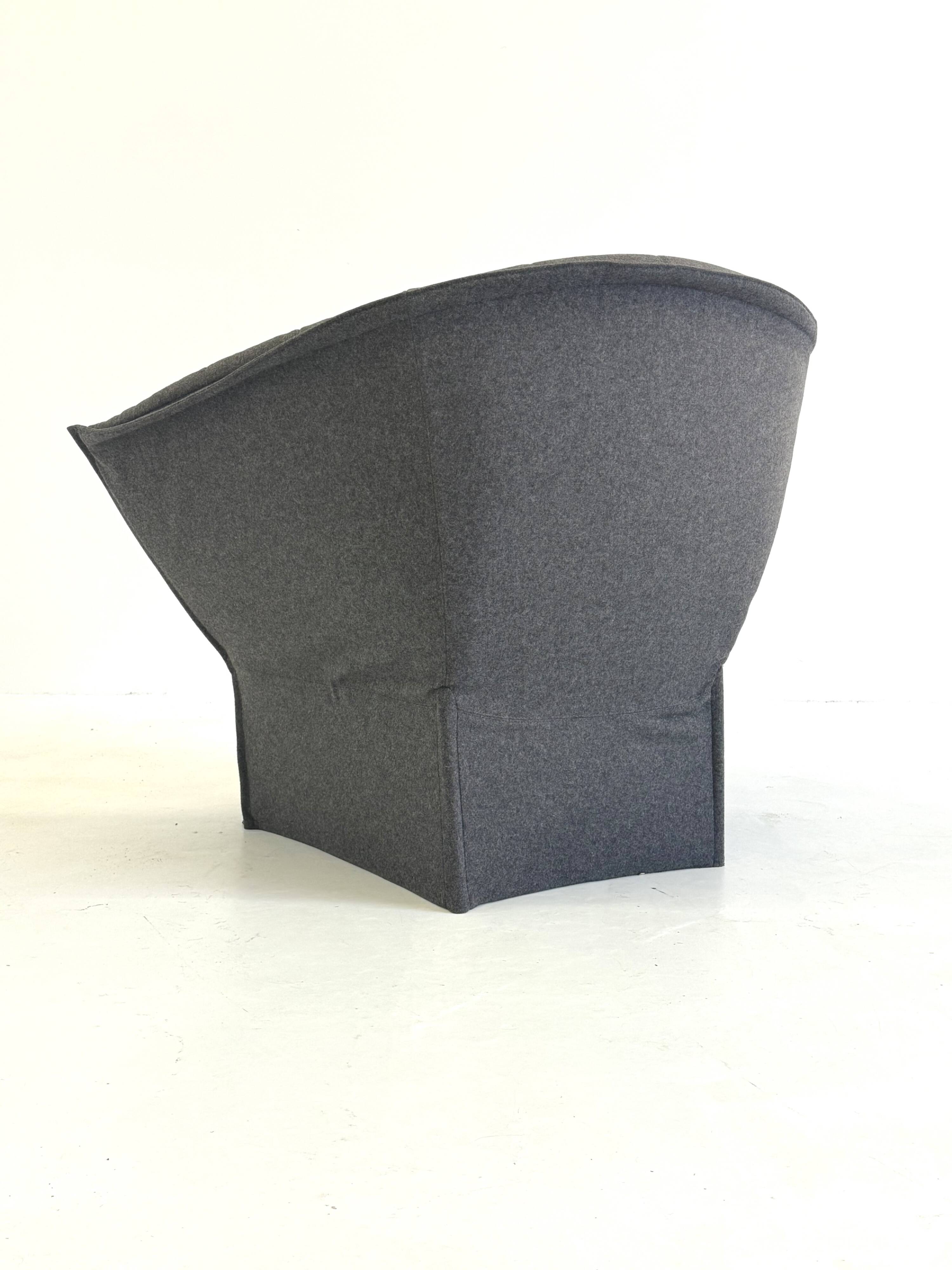 Fauteuil Moel gris foncé de Ligne Roset par Inga Sempé