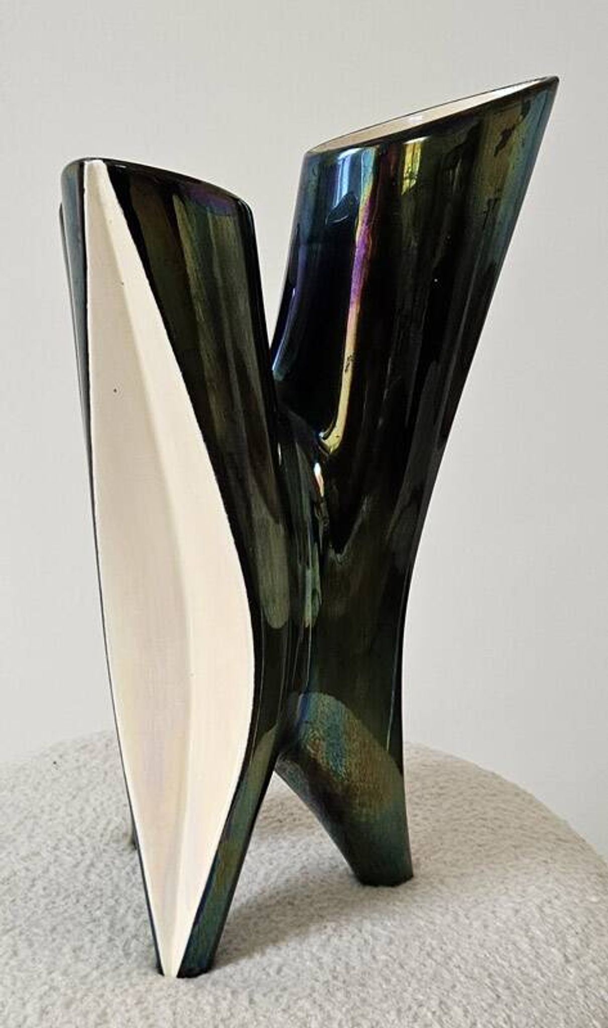 Vase sculptural tripode Verceram – Céramique émaillée irisée – Années 50–60