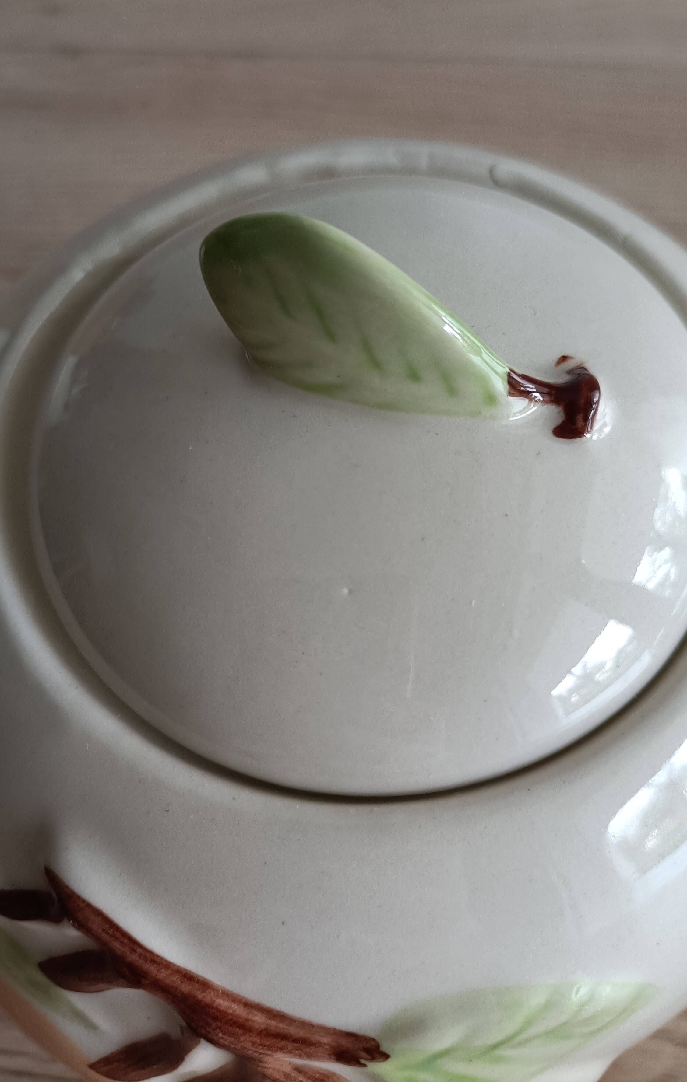 Slush teapot with embossed fruit decoration