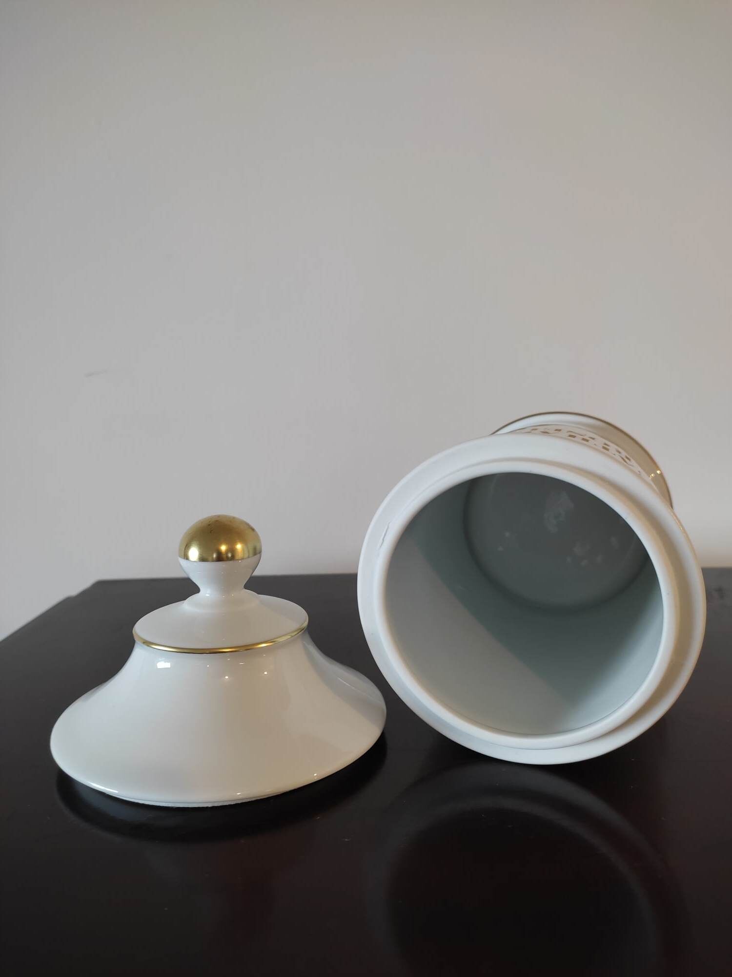 Pharmacy / apothecary pot in white earthenware decorated with gold net, "Catharan: Roseus signed Limoges