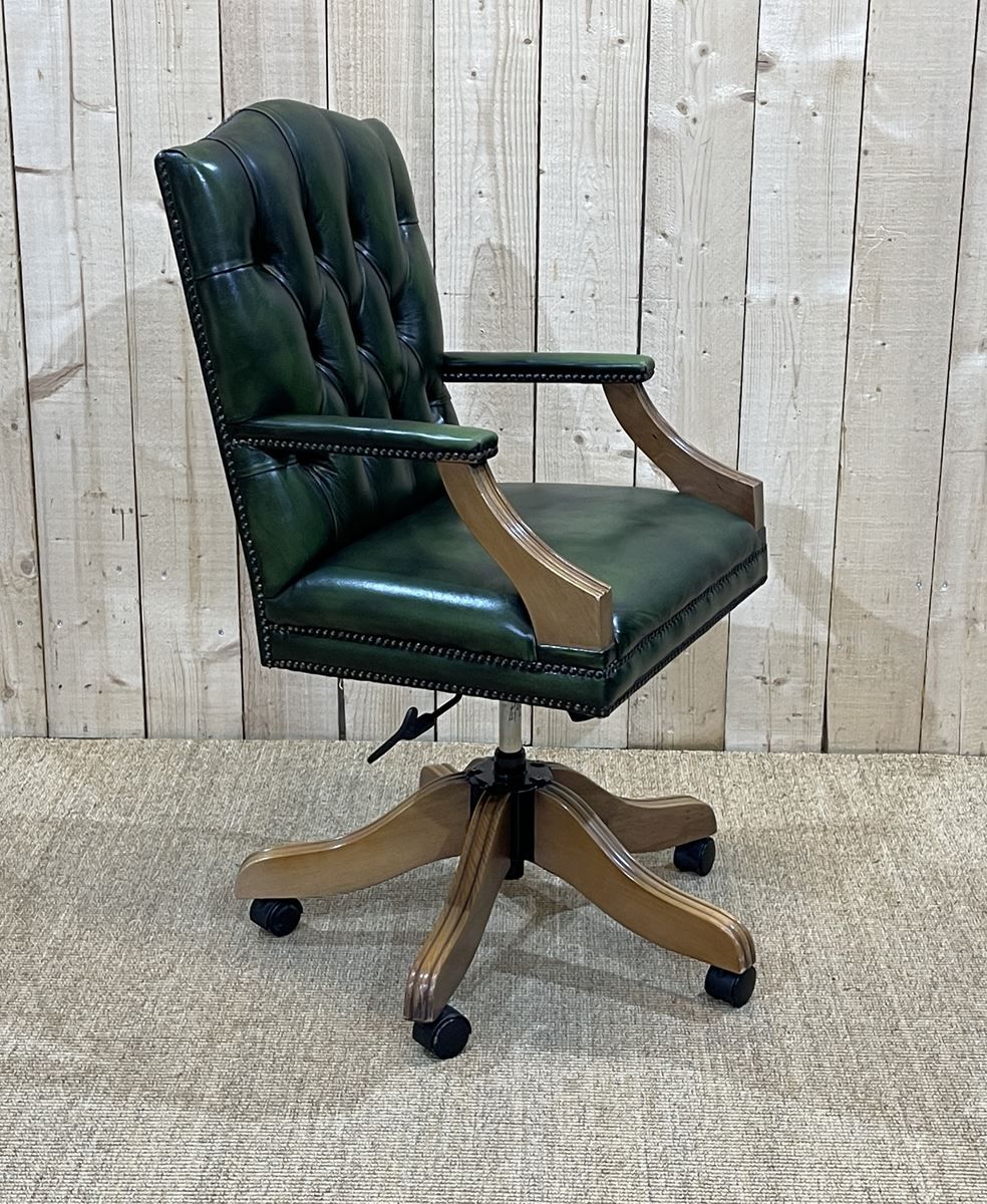English chesterfield office armchair in green leather from the 1980s