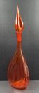Bouteille en verre bullé orange  à panse incurvée, vers 1970