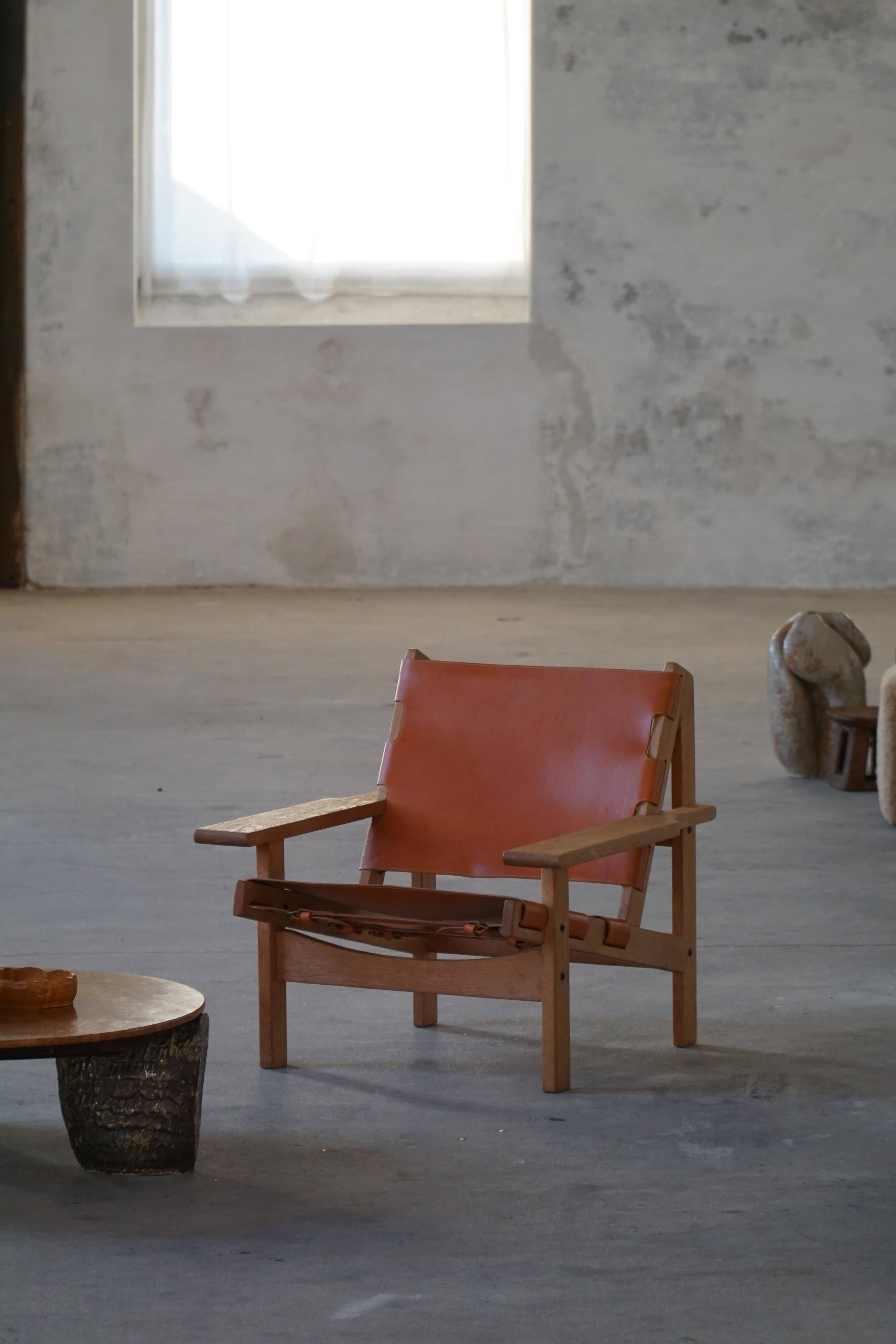 Pair of oak and leather hunting chairs by Kurt Østervig, modern Danish style from the 1960s.