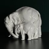 White porcelain figurine of an elephant and baby by Artepiu Este, Italy, 1990s.
