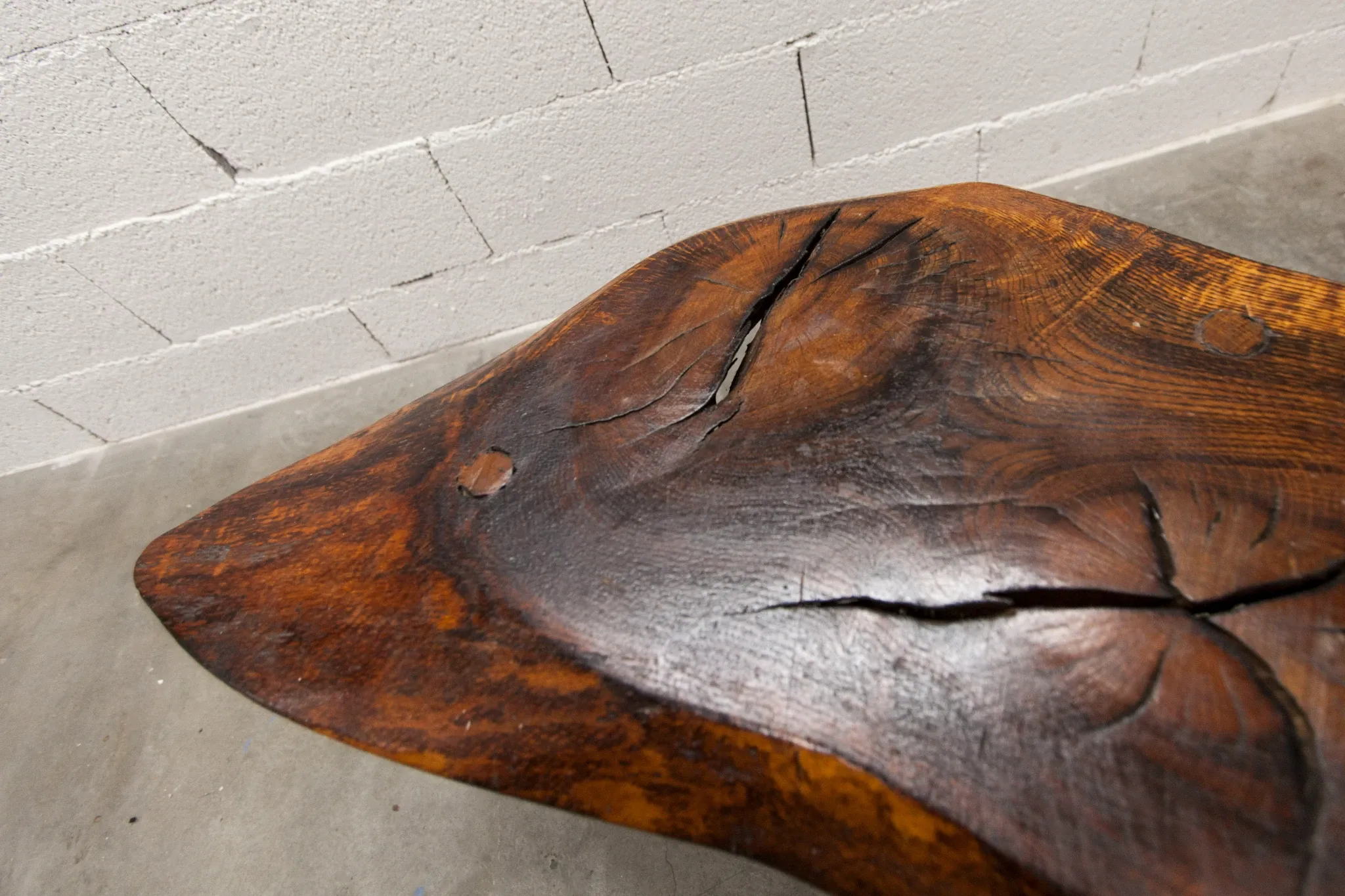 Table basse ou d'appoint brutaliste tripode asymétrique atypique 1960