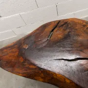 Table basse ou d'appoint brutaliste tripode asymétrique atypique 1960