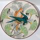 Plat rond à décor de perroquets dans la jungle, circa 1900