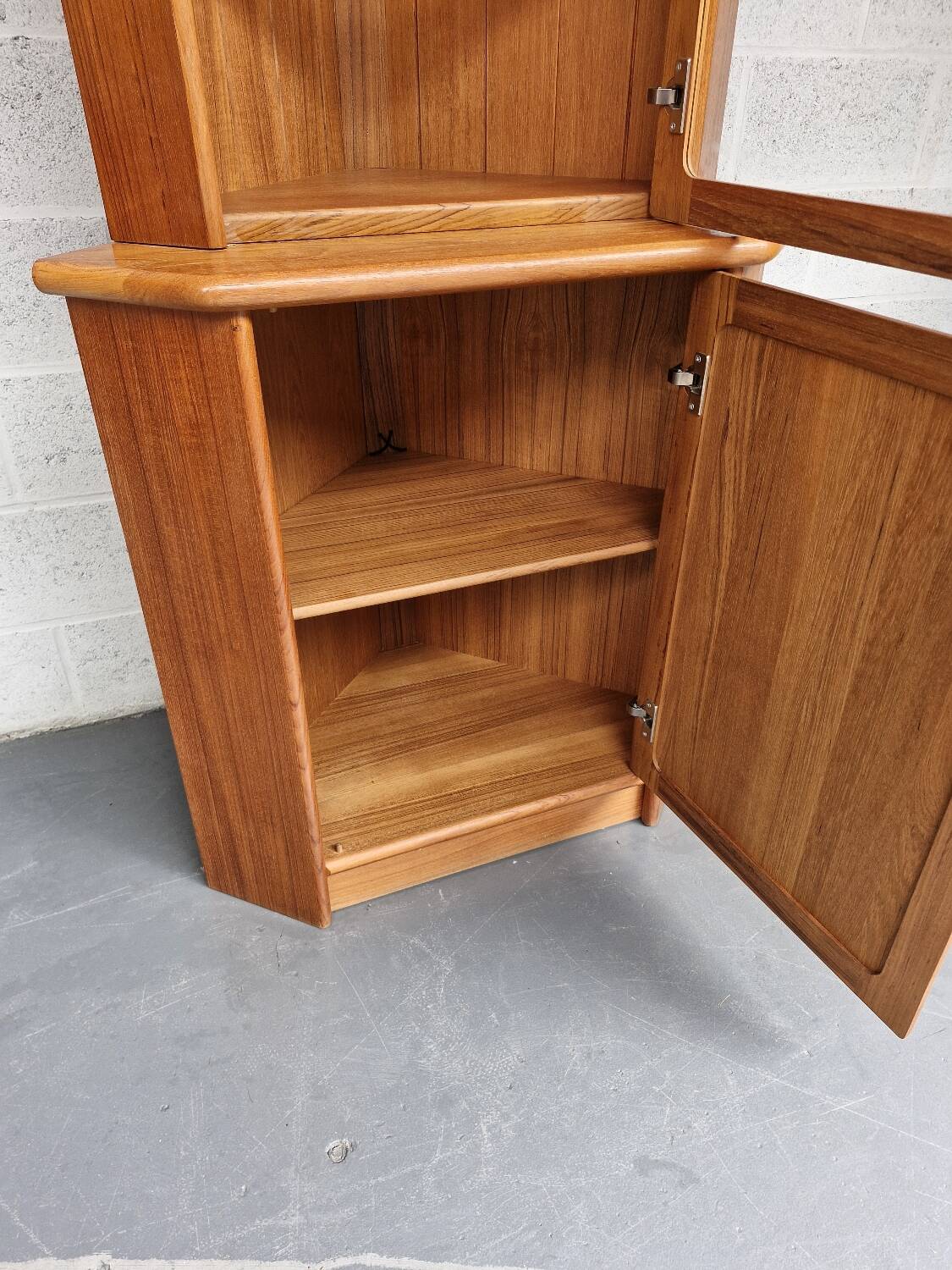 Dyrlund corner cabinet