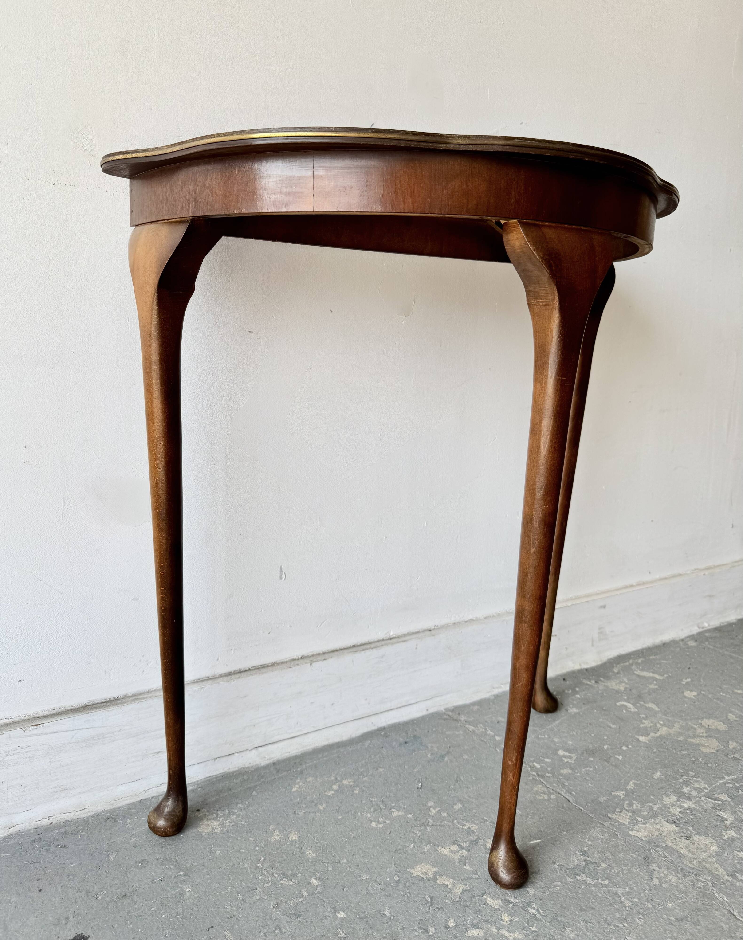 Table d'appoint demi-lune vintage avec garniture en laiton