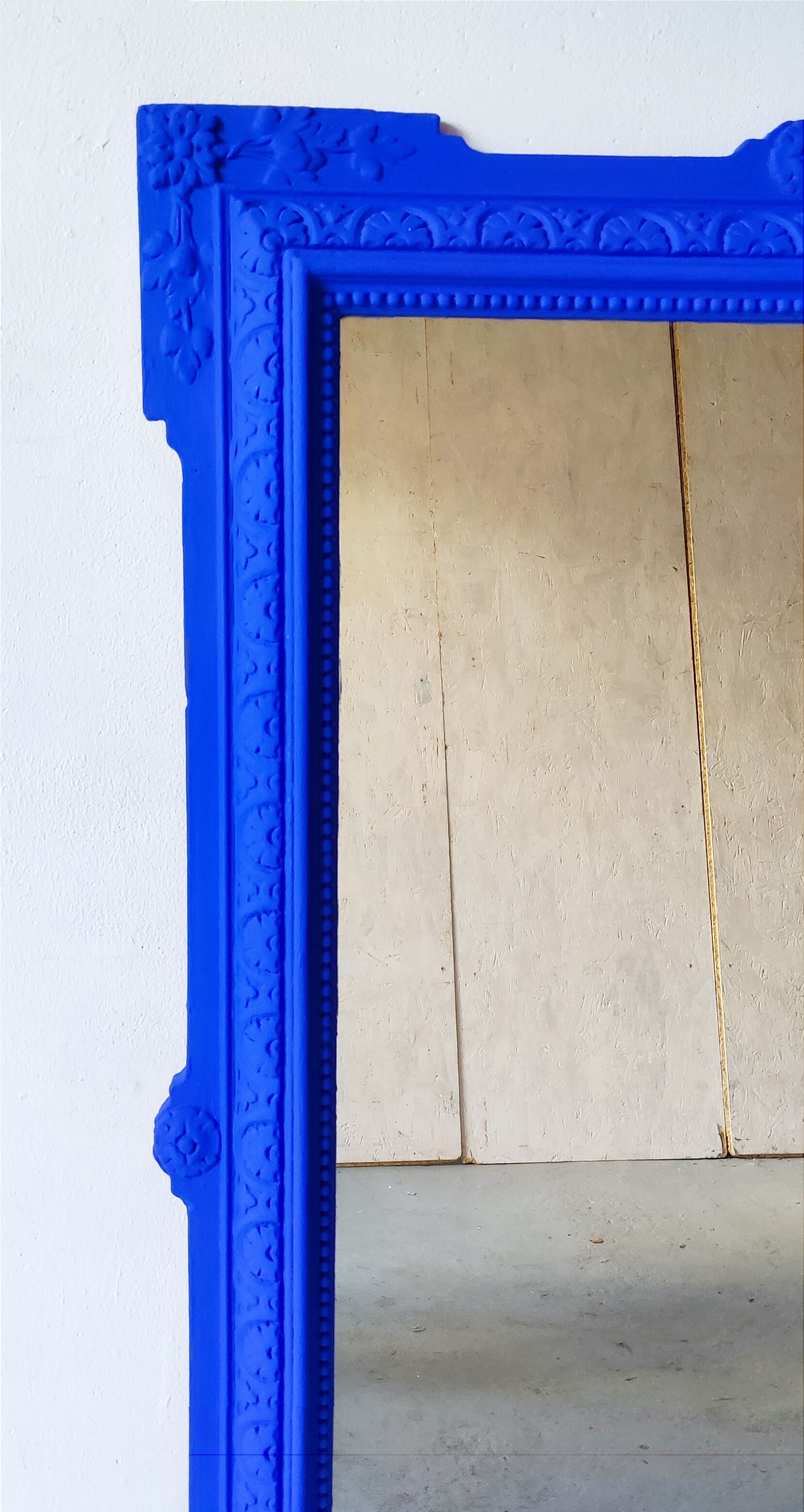 Mirror with blue molding