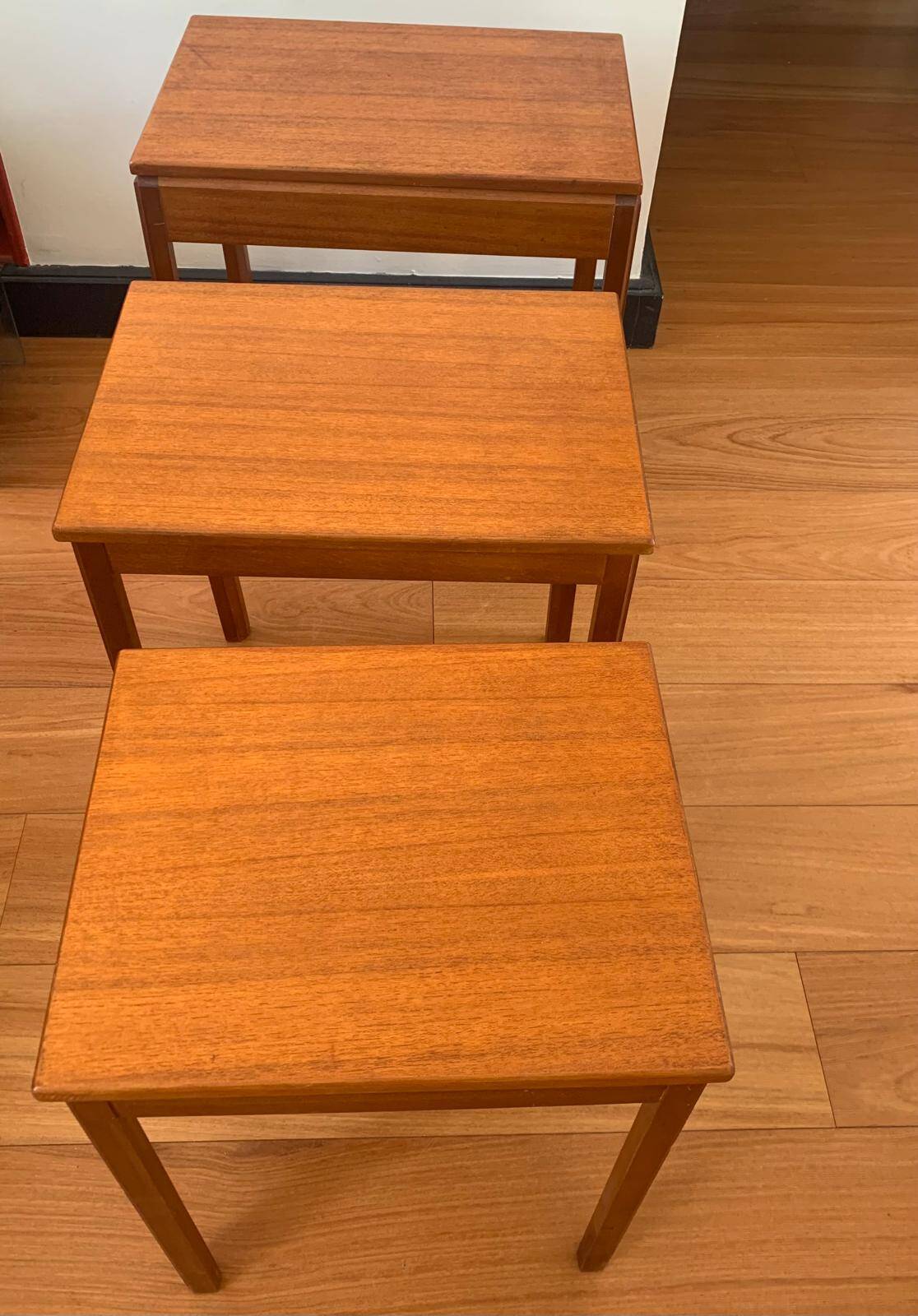 3 tables gigognes en teck massif design McIntosh, années 60