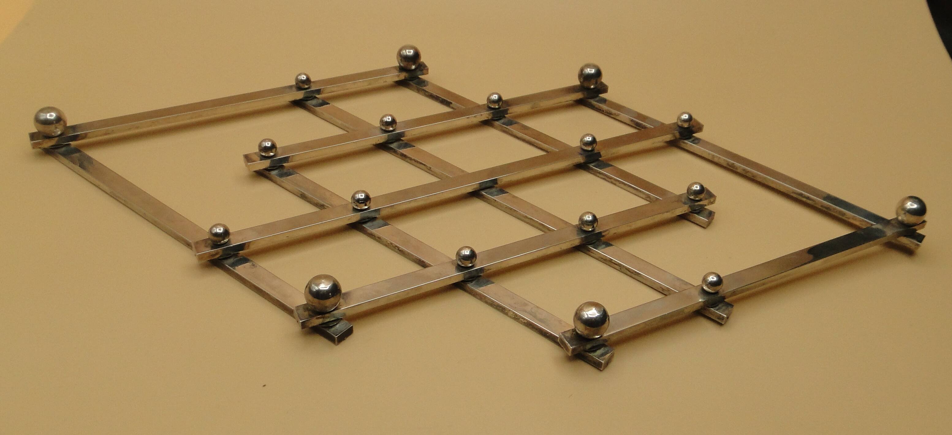 Expandable silver metal trivet