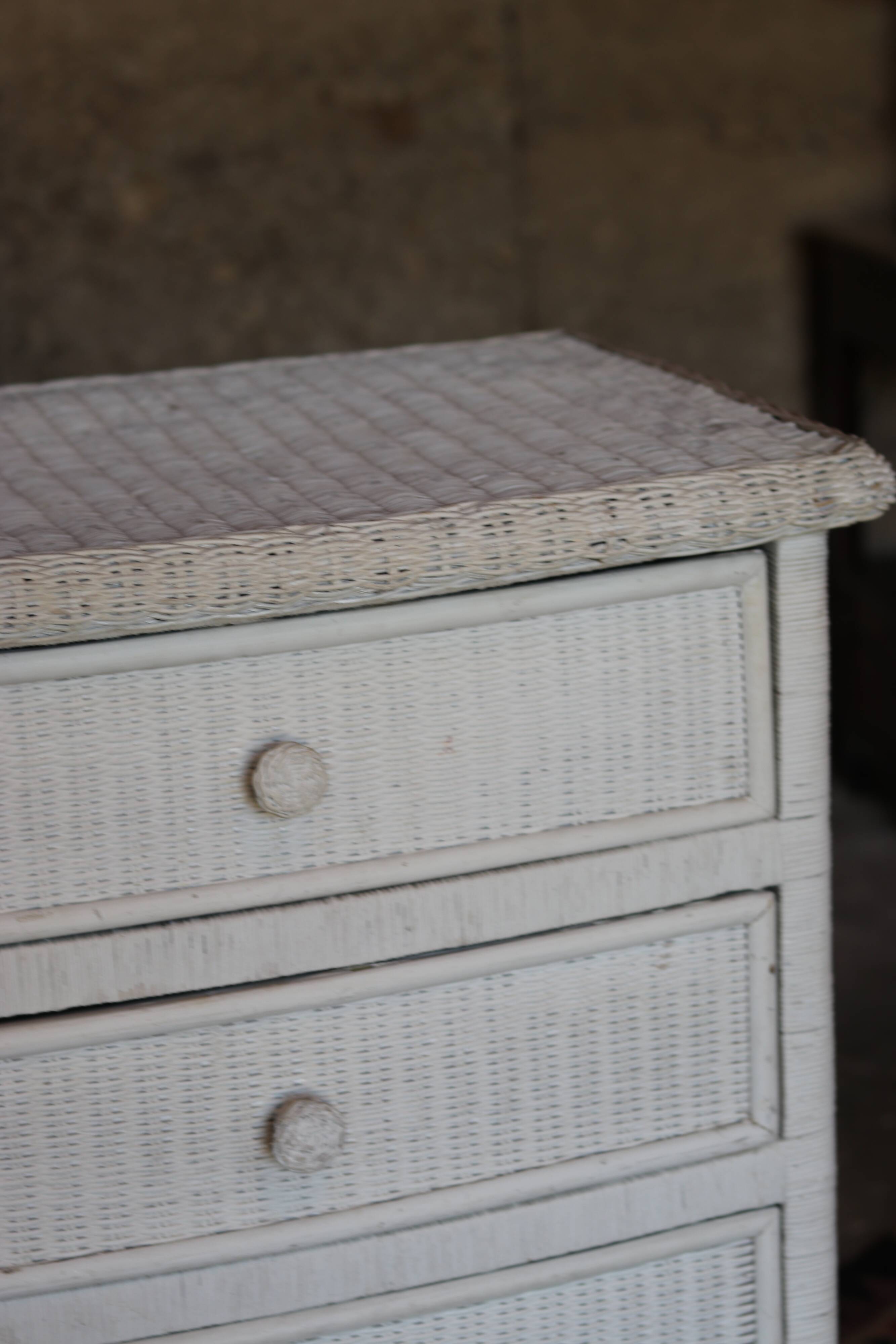 Chiffonnier vintage en osier blanc