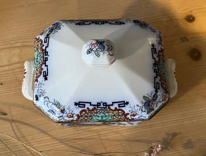 Covered casserole with Asian décor Luneville