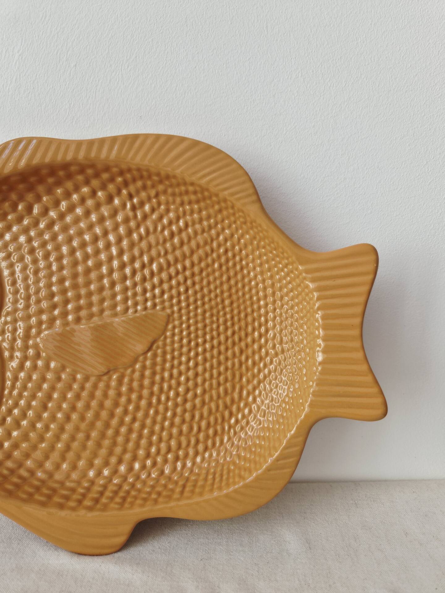 Plat vintage en barbotine poisson