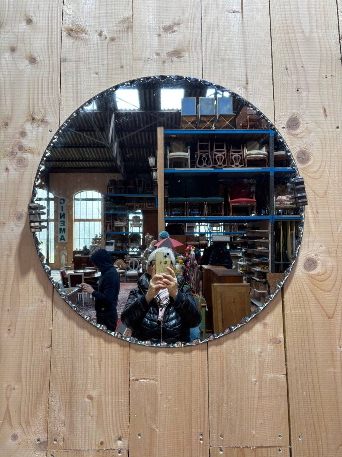 Round Art Deco mirror from the 1940s/50s with a bevelled edge.
