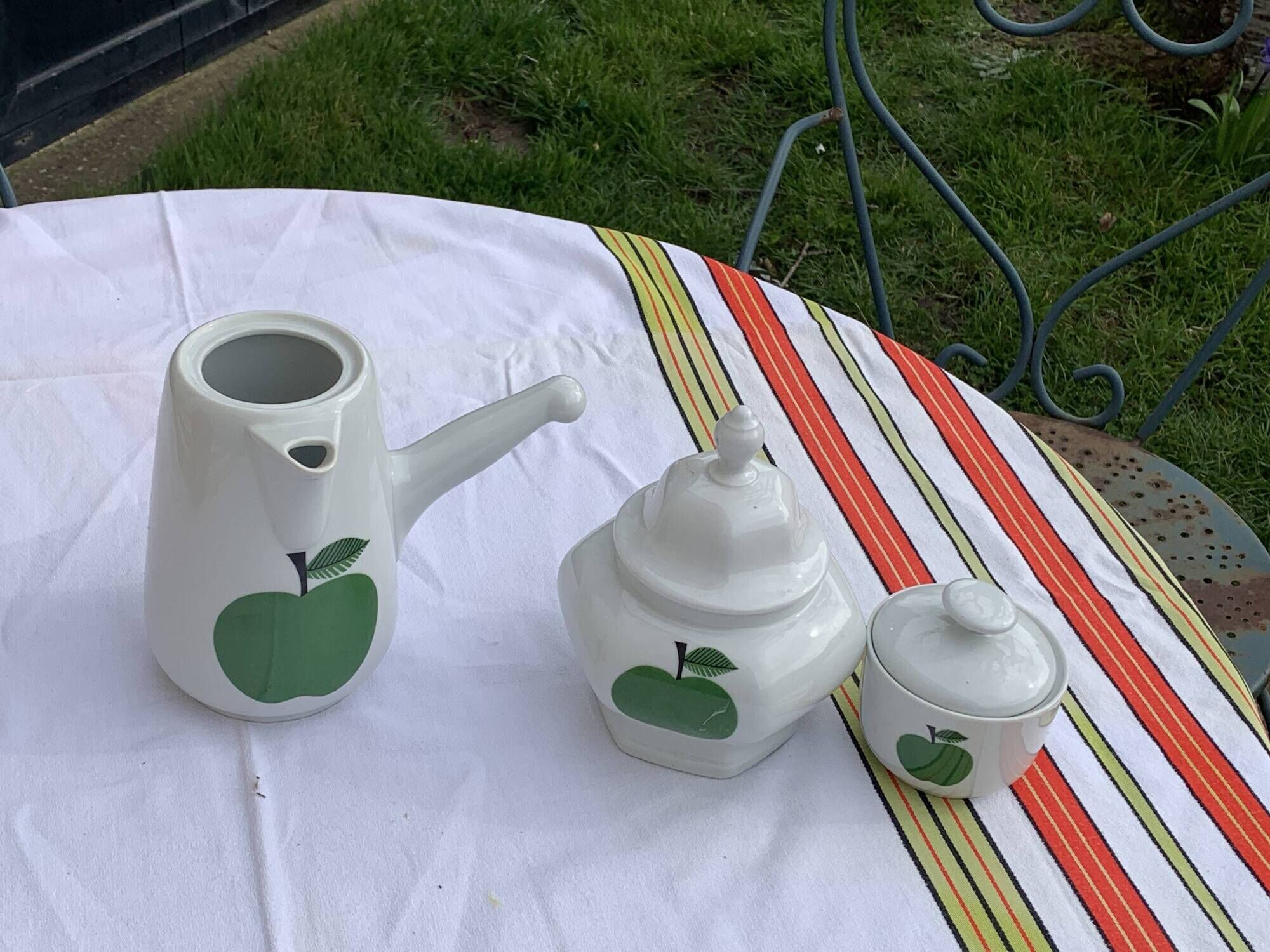 Chocolatiere coffee maker and two sugar bowls, made in Germany, Bavaria, Bareuther, waldsassen, number 283