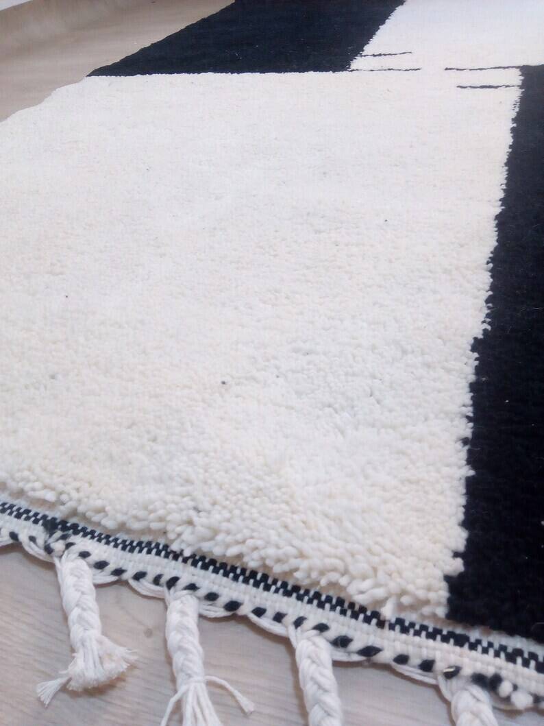 Beni Ouraine Berber rug, white and black, size 150 x 250 cm