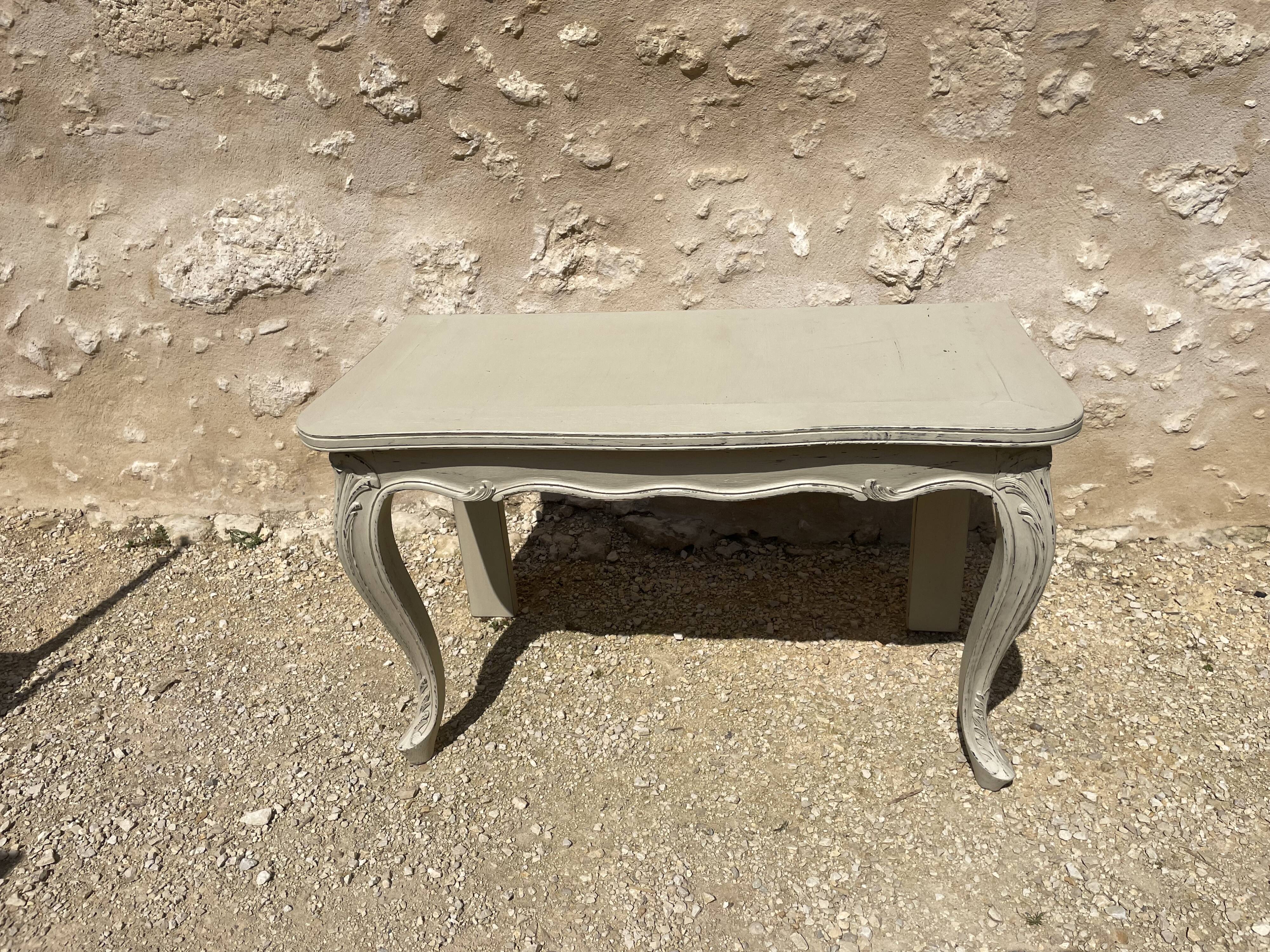 Console de style Louis XV patinée beige et cirée