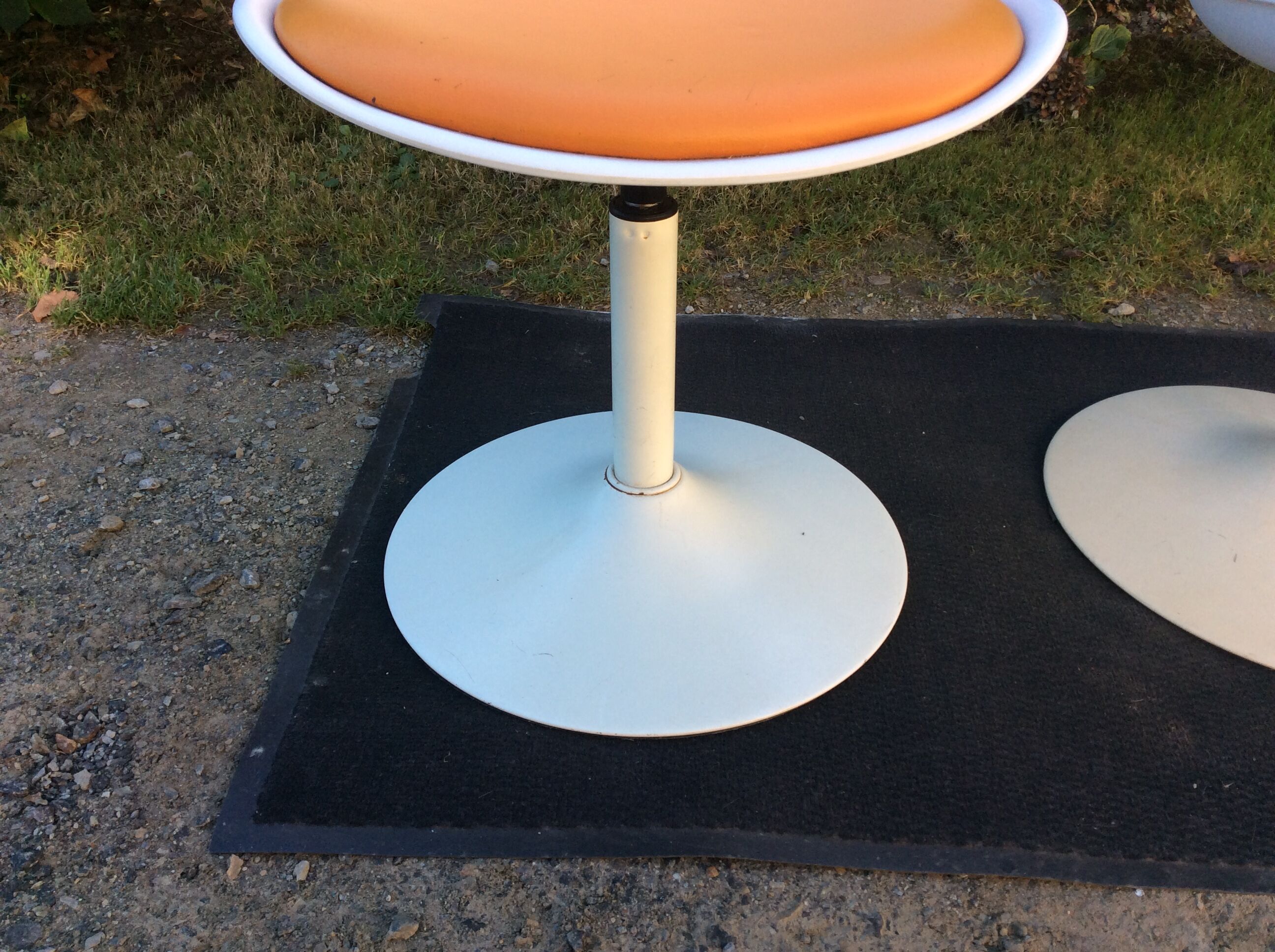 Vintage chair with tulip base in white lacquered metal pvc back and seat in orange Skaï.