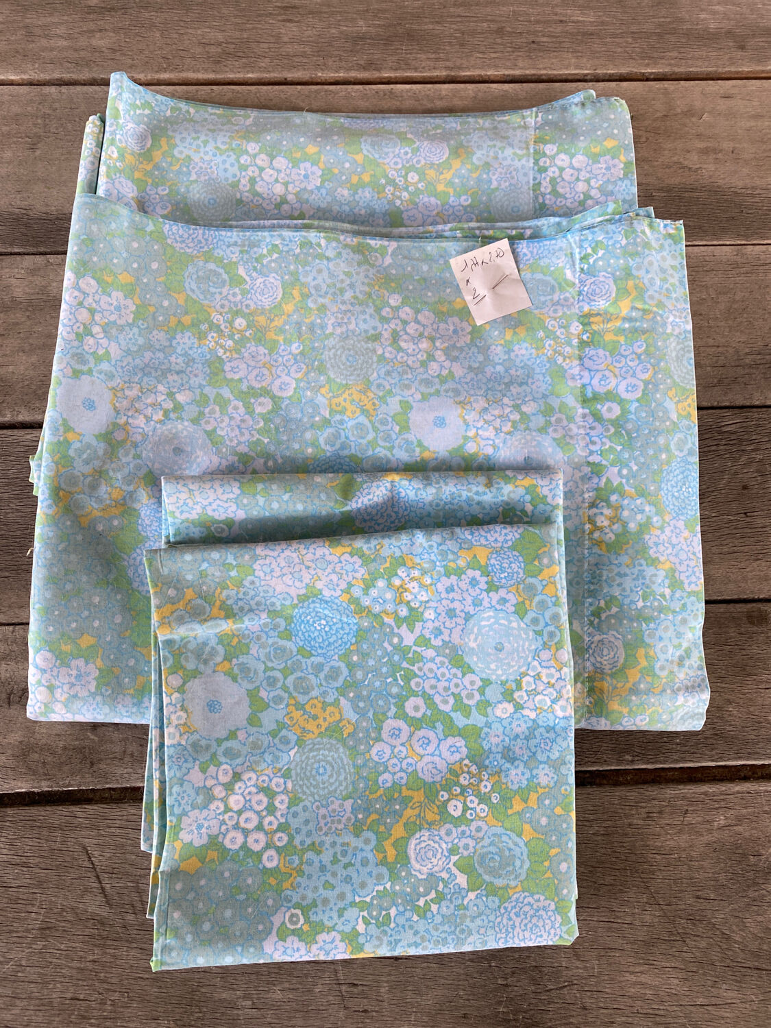 2 90cm bed sheets and 2 pillow covers