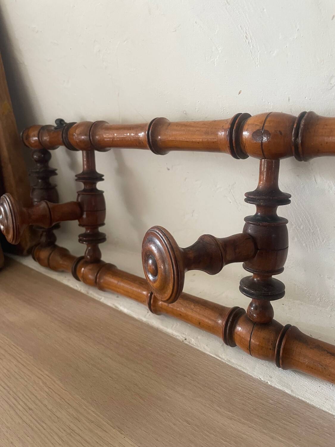 Coat rack with three hooks in turned bamboo-style wood, late 19th century