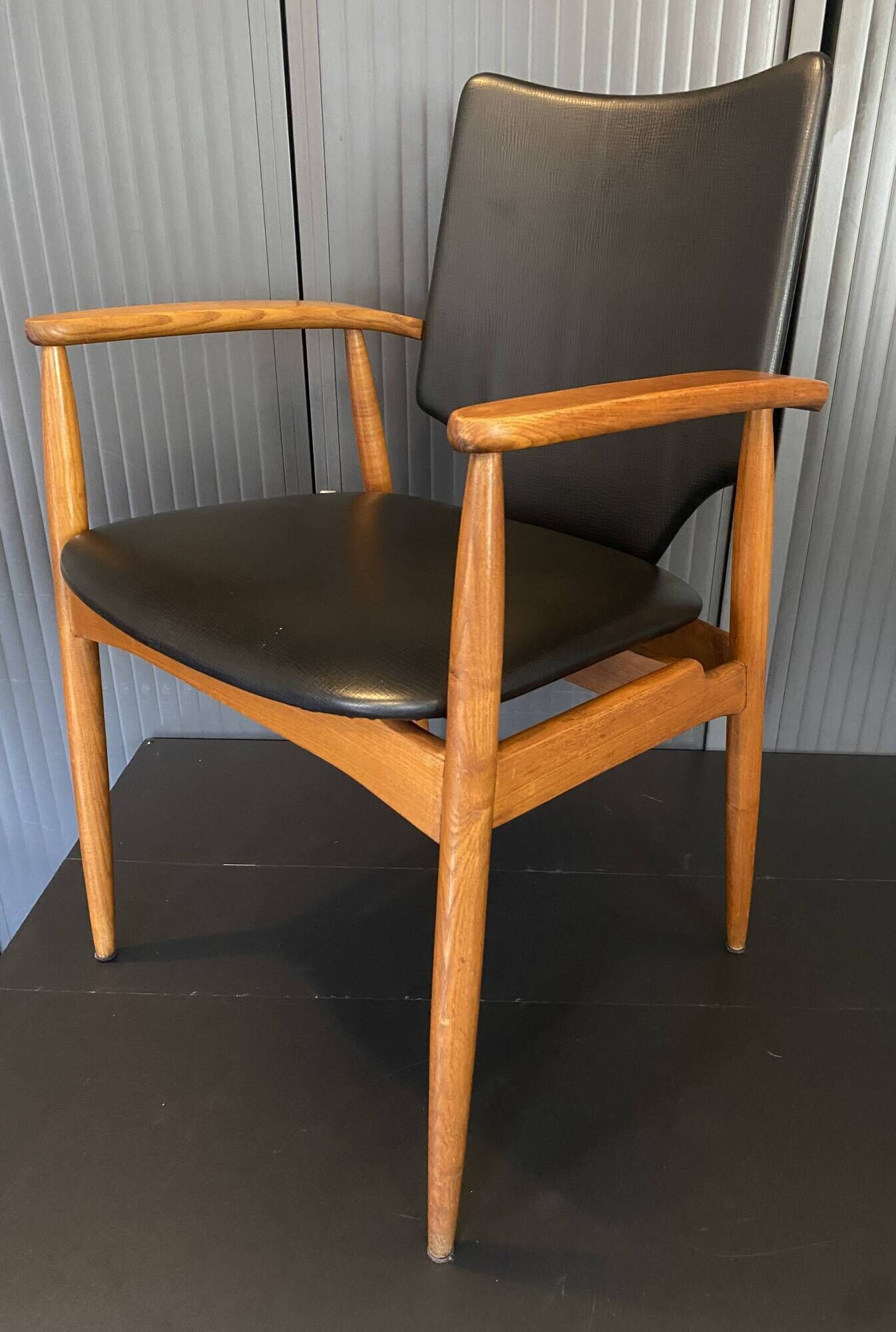A Scandinavian teak skai chair from the 1960s for a vintage desk table.
