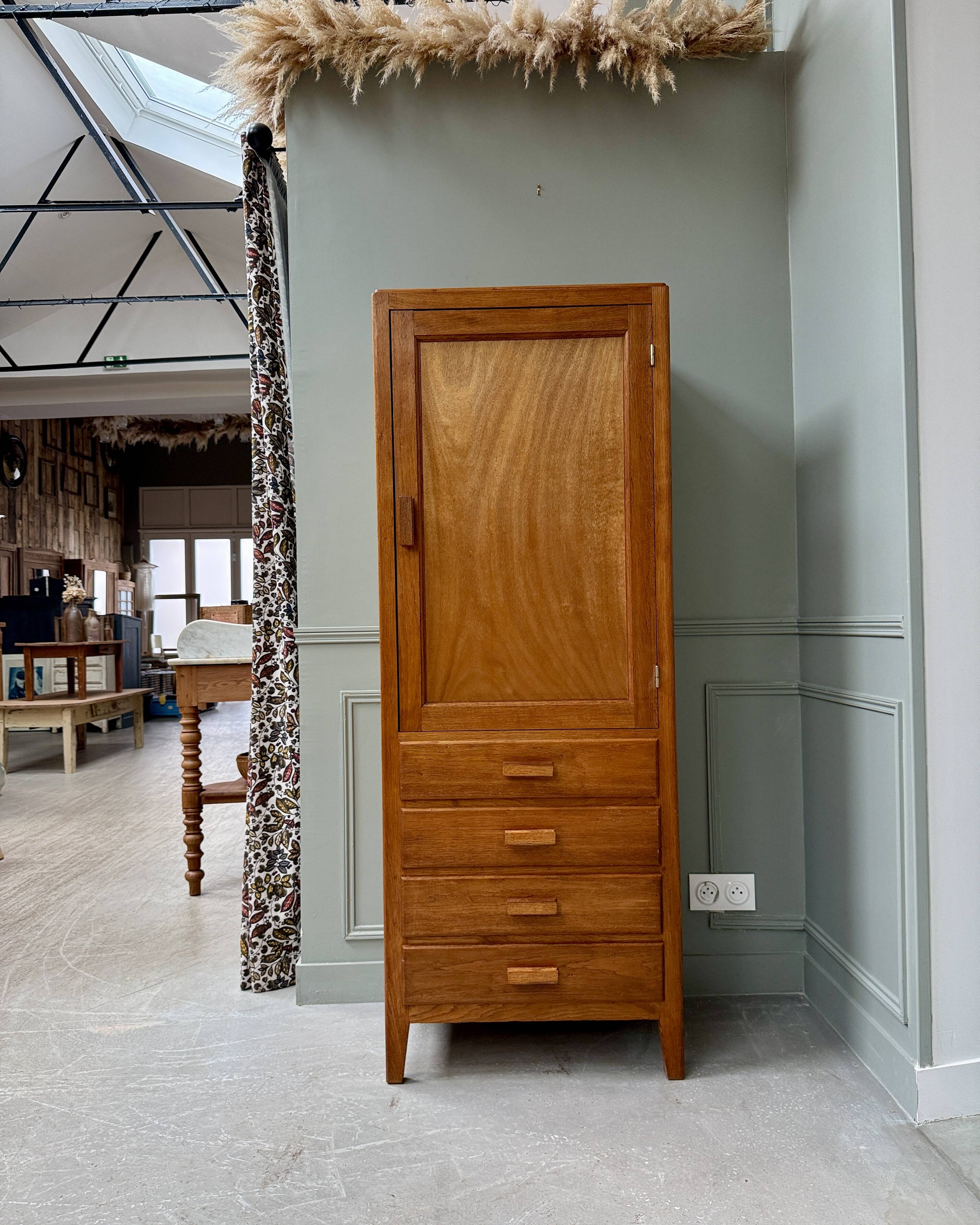 Vintage oak bonnetière