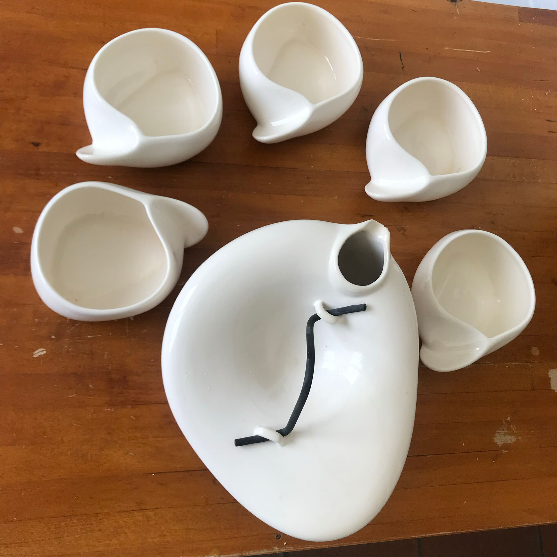 Teapot and cups in contemporary ceramic