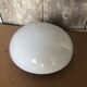 Plafonnier, applique rond vintage en verre opalin