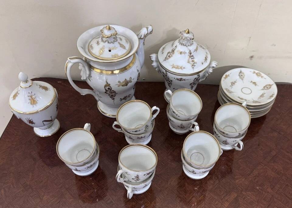 Limoges porcelain tea/coffee service – Maison Giraud, gold decoration – X