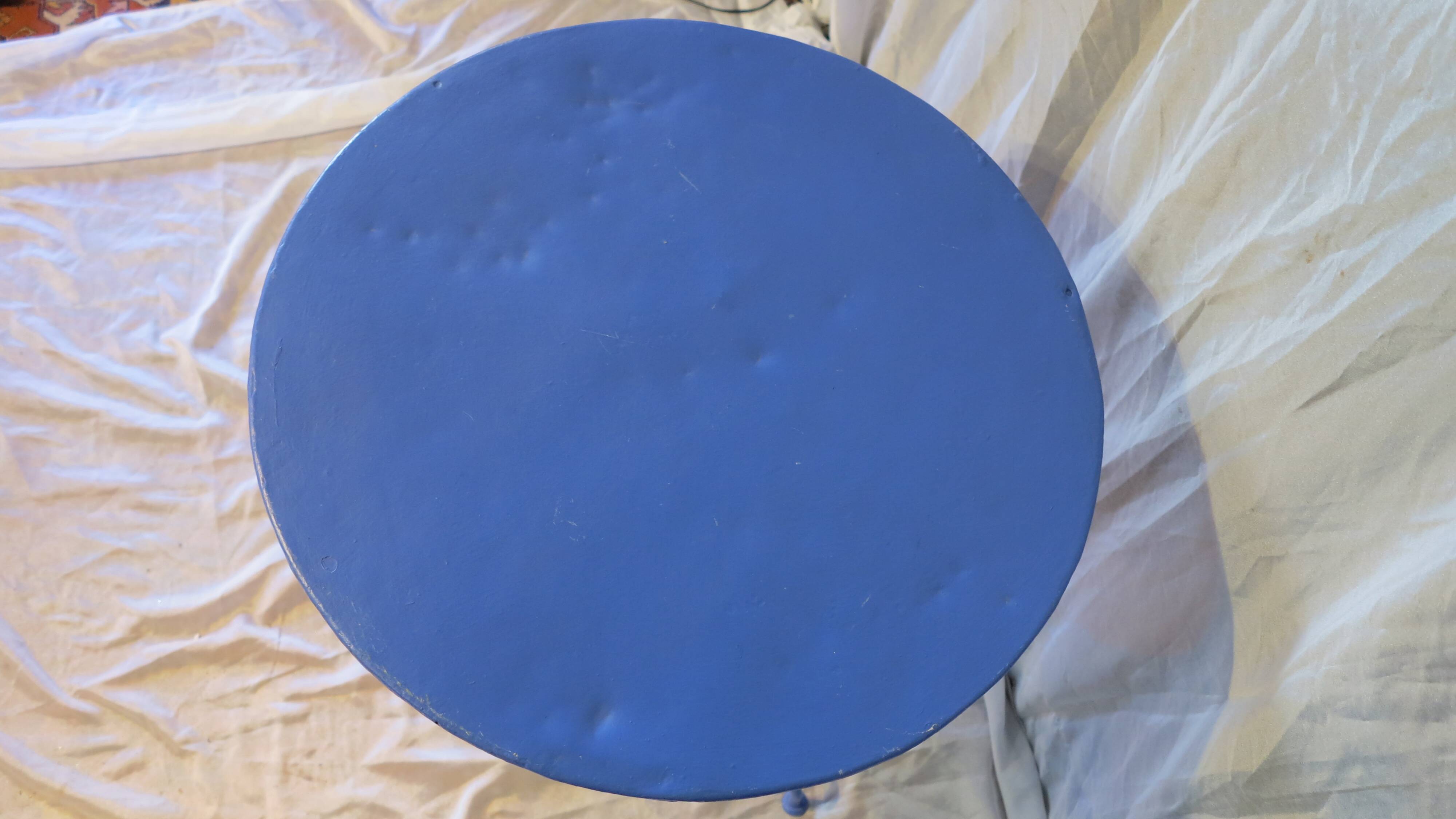 round outdoor table in ultramarine metal