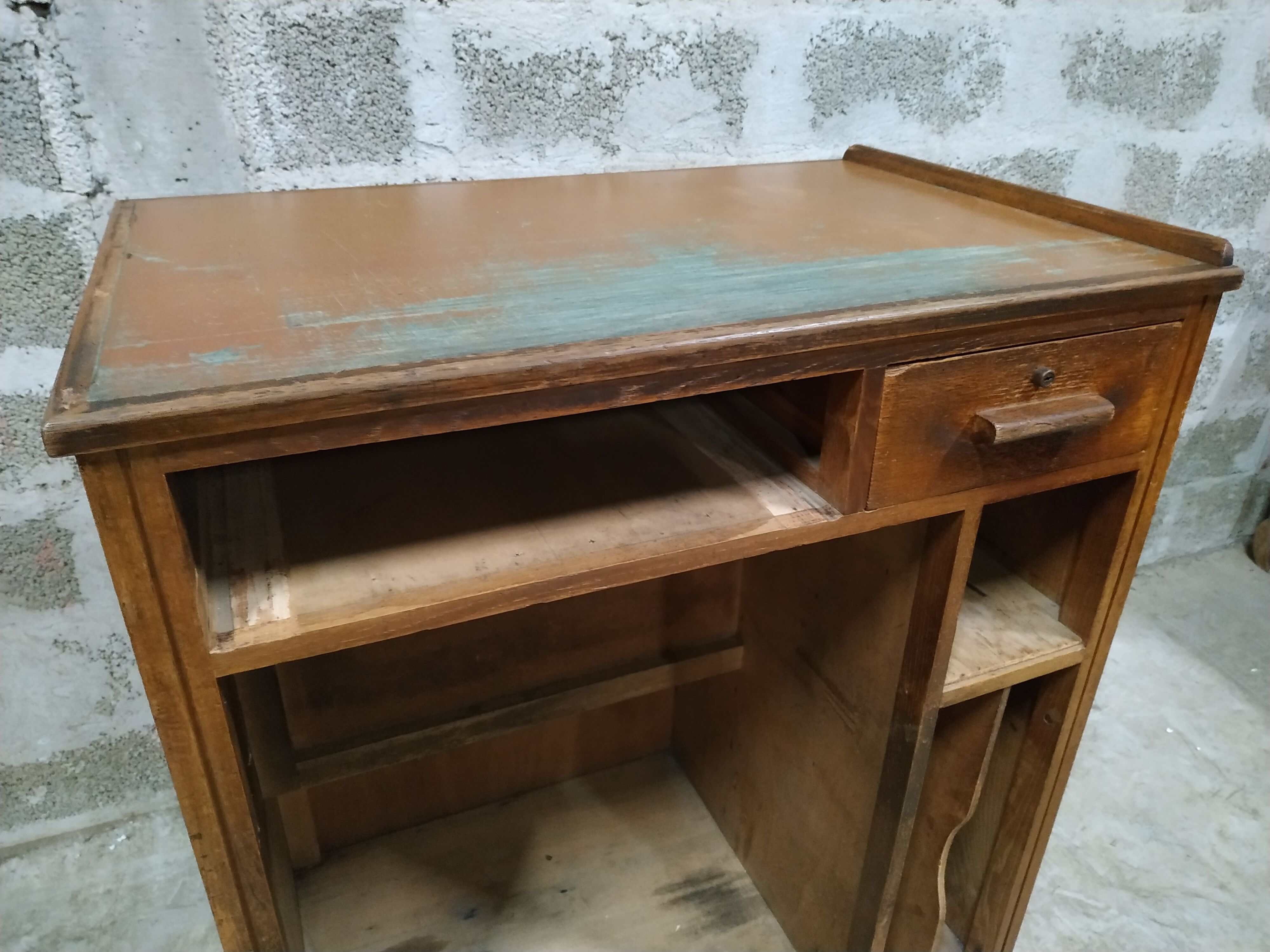 Former cash vitrine store counter