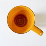 2 tasses en céramique émaillée jaune, signées