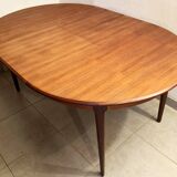 Round dining table with Scandinavian and Danish design in extendable teak from the 60s