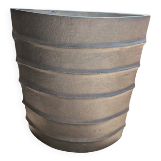 Modernist vase signed from the 70s in cast aluminum