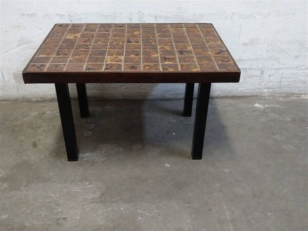 Table vintage en carrelage