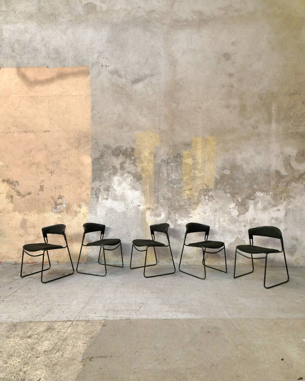 5 chaises Assisa - Paolo Favaretto