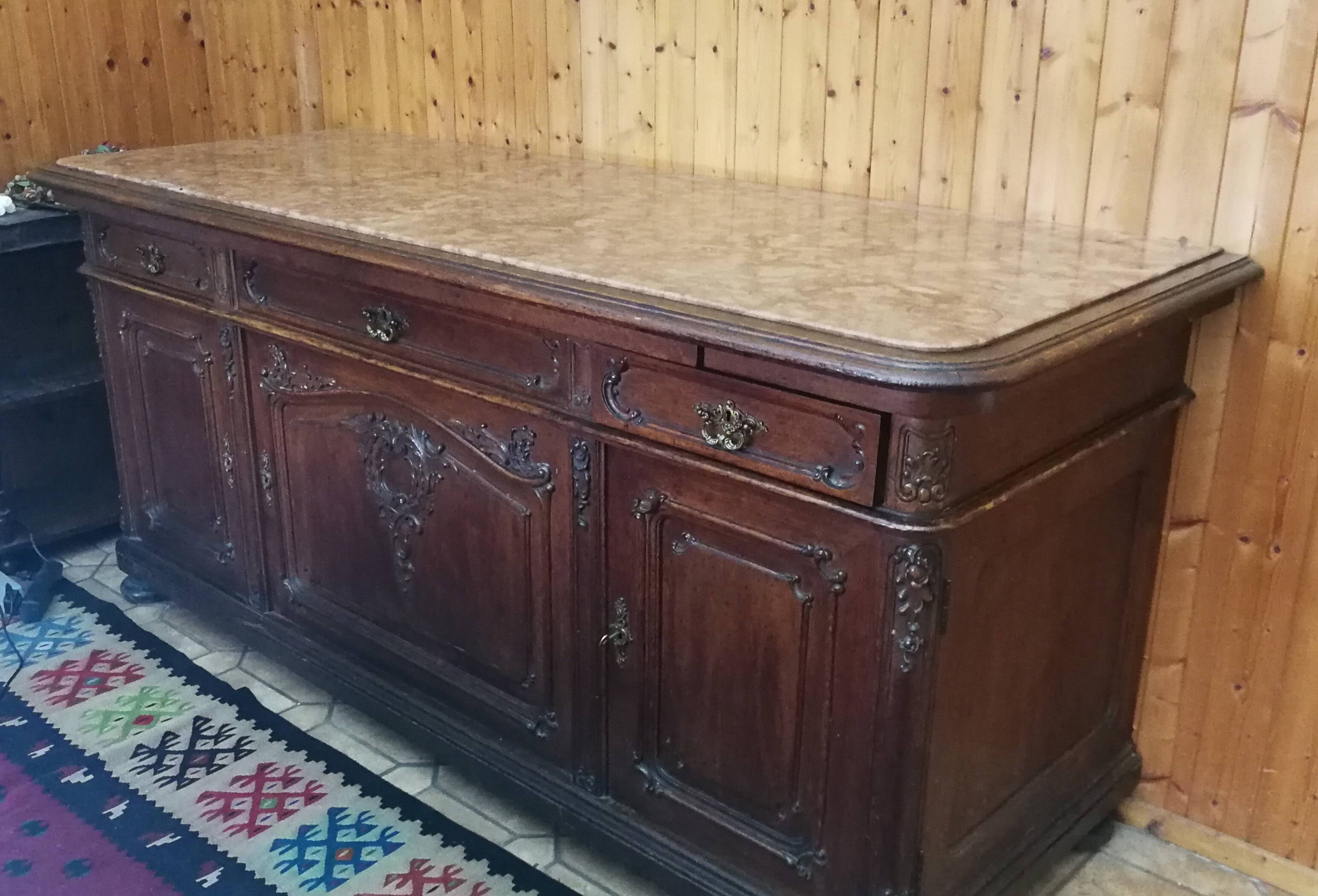 Buffet from the late 19th century with pink-brown marble in Louis XV style.